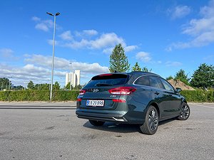 Baksidan av en Hyundai i30 parkerad på en öppen plats.