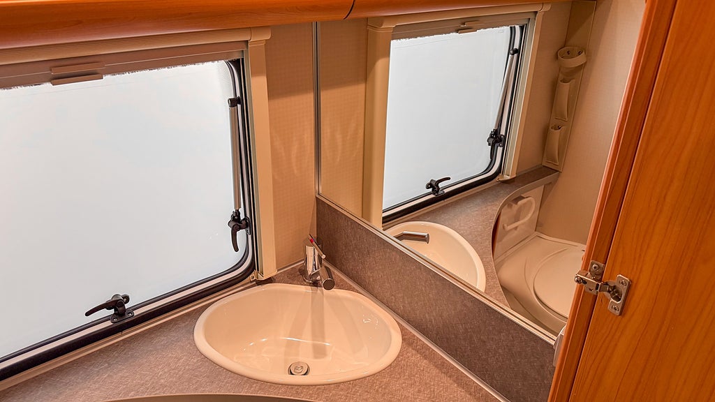 Fendt Saphir 540 TF Markis med väggar Besiktigad välvårdad Queenbed
