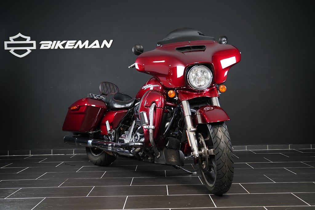 Harley-Davidson Street Glide Special Vance & Hines