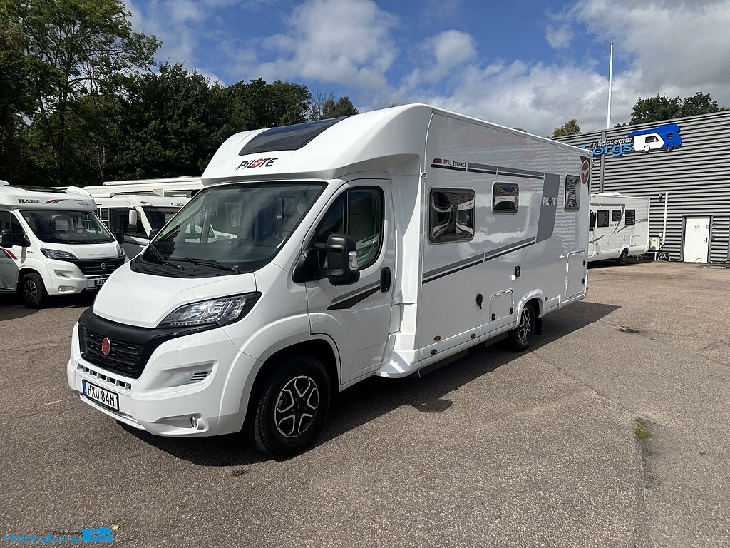 Pilote P740FGJ * AC * Backkamera * Låga mil