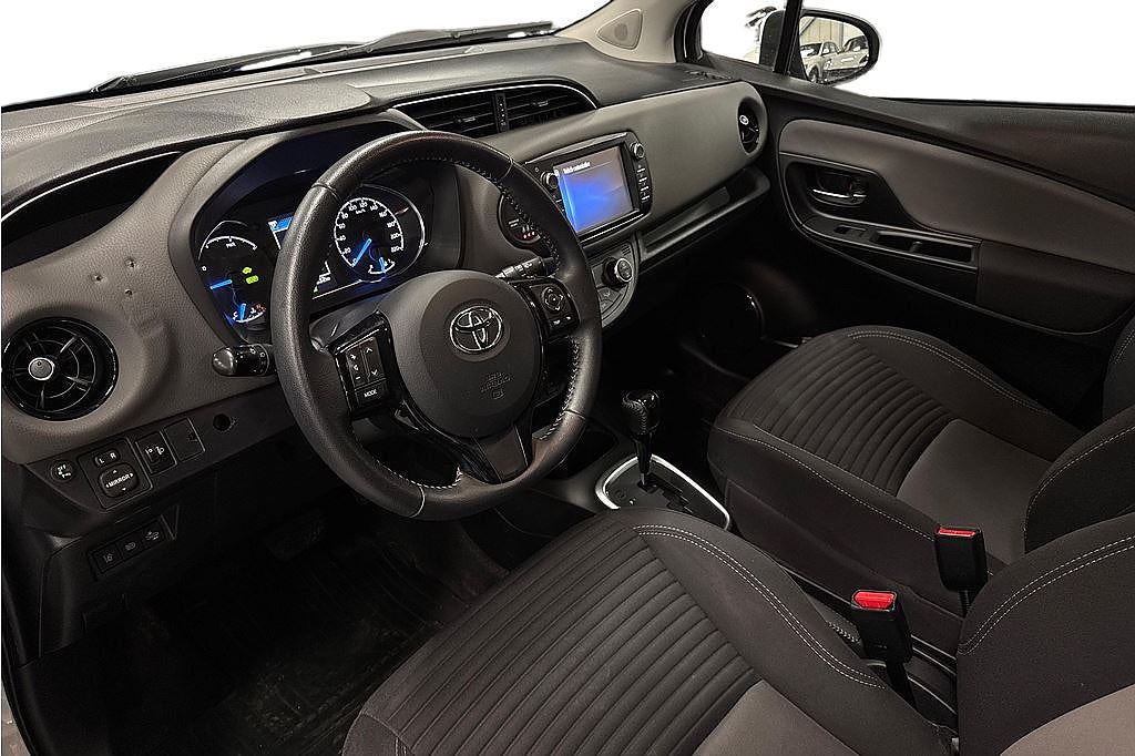 Toyota Yaris Hybrid, 1 brukare, FR 2,95%, P-sensorer fr & bak, tonade rutor