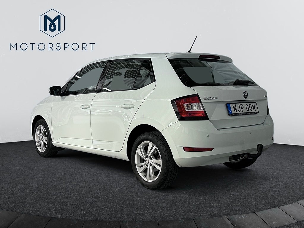 Skoda Fabia 1.0 TSI Dragkrok Carplay Sensorer Farthållare bild 3