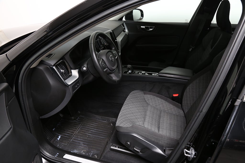 Volvo XC60 Recharge T6 350hk Momentum AWD Panorama Kamera Leasbar 2023