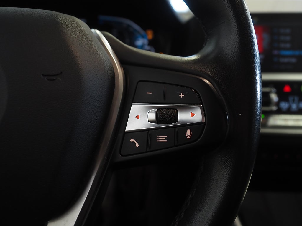 BMW 330e Plug-in Touring 292hk Sport Line | Drag | Navi |