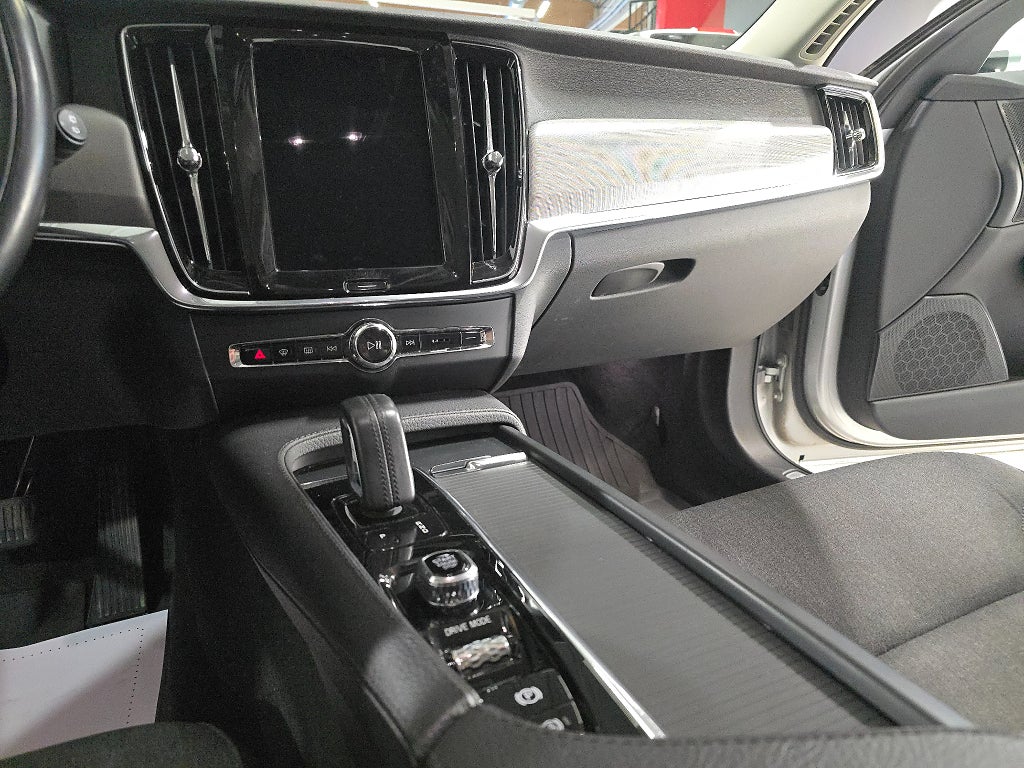 Volvo V90 Cross Country B4 AWD Momentum | V-hjul Drag Värmare VOC