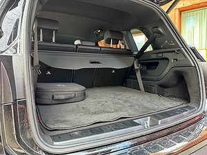 Bagageutrymmet på en Mercedes SUV med nedfällda säten.