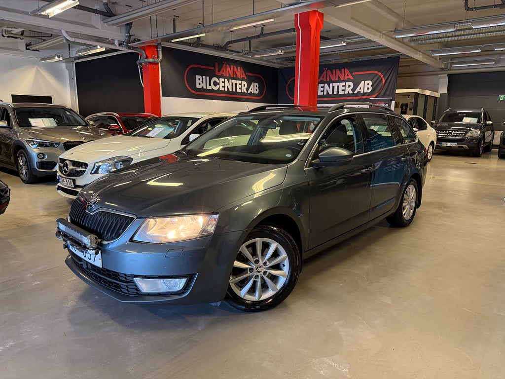 Skoda Octavia Kombi 1.6 TDI 4x4 2 ägare Drag PDC Kamrem bytt Värmare 