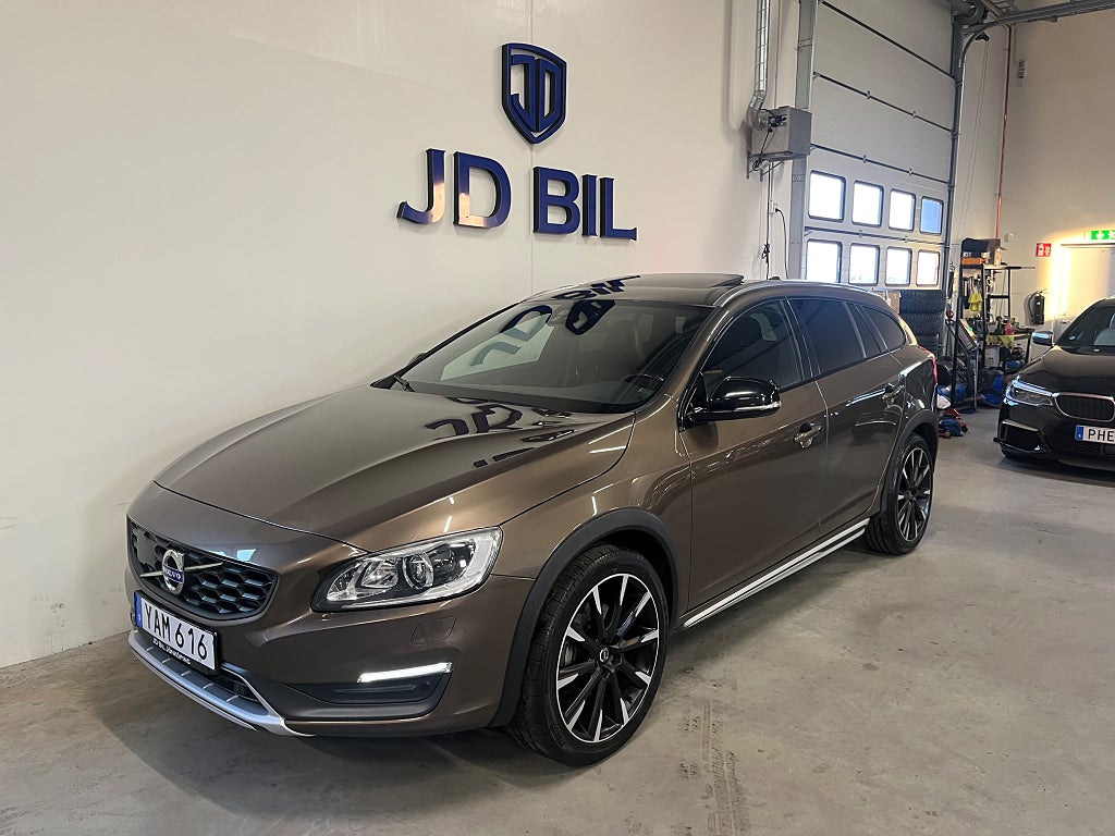 Volvo V60 Cross Country D4 AWD Aut Summum Taklucka Läder 19" 181hk