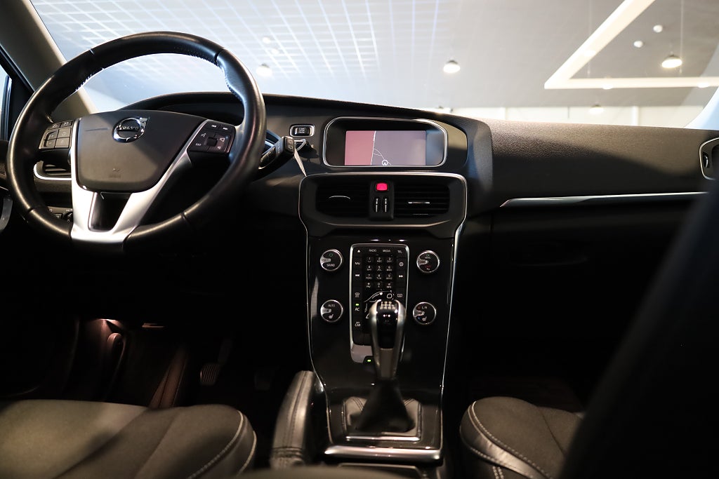 Volvo V40 T3 Momentum Värmare Navi PDC Blåtand 2018