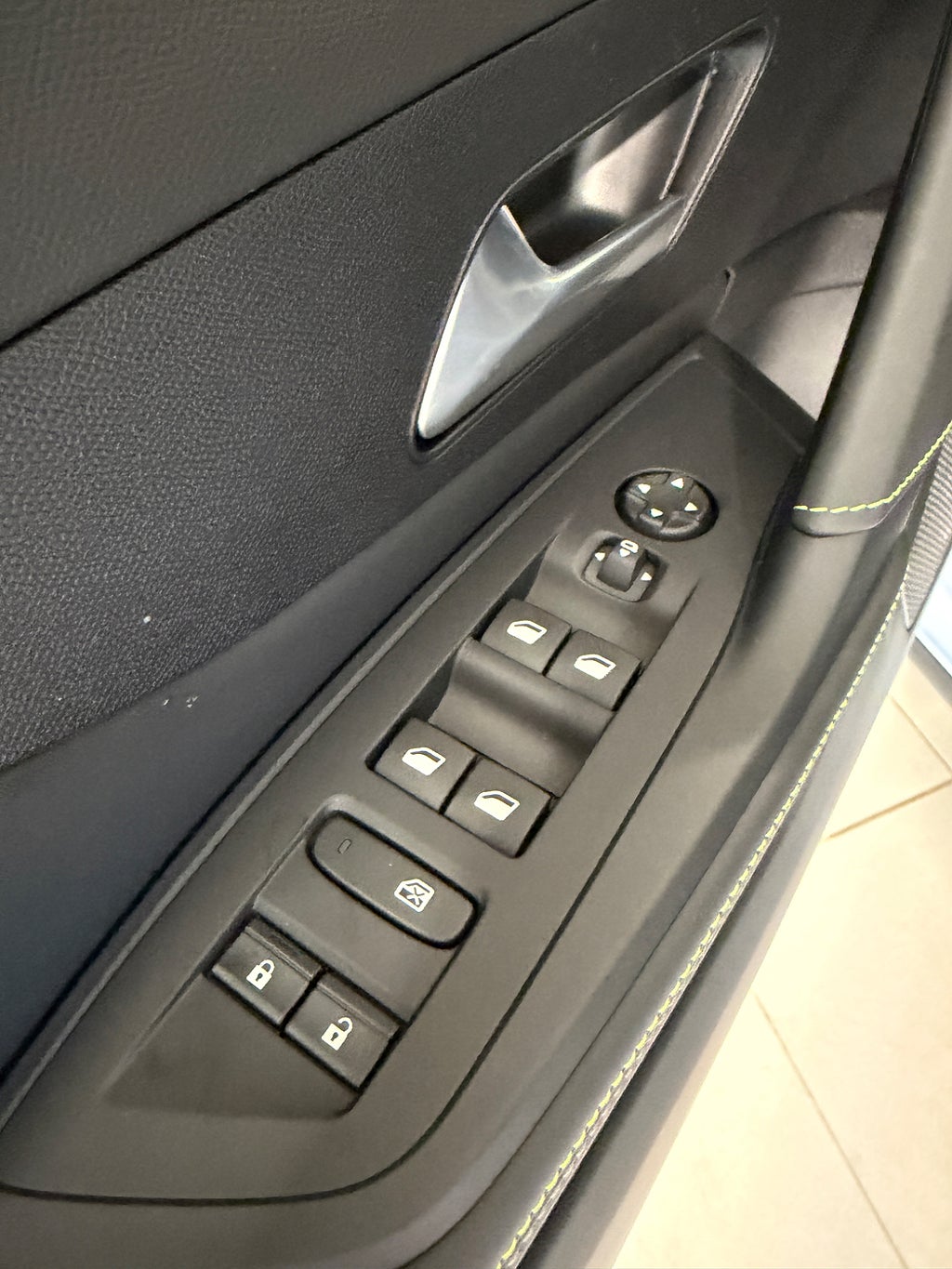 Peugeot 408 Hybrid 145 1.2 PureTech 145 e-DSC Euro 6 thumbnail