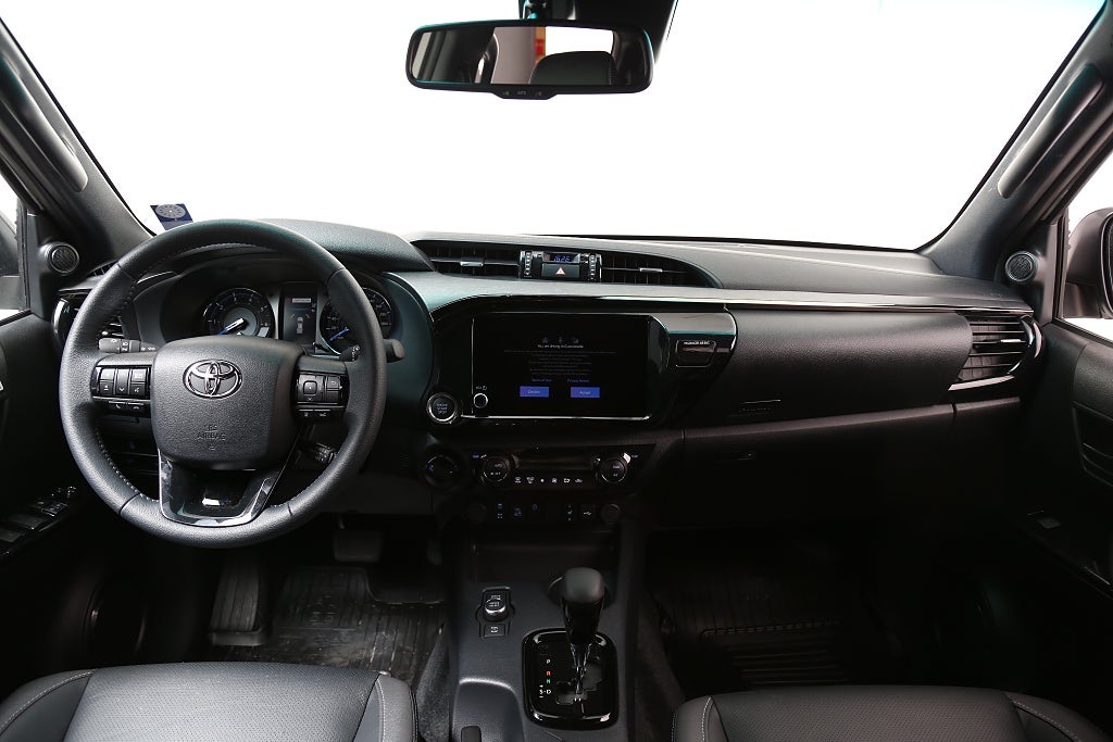 Toyota Hilux Dubbelhytt 2,8 MHEV 204hk Invincible 4WD Flak/Kåpa Moms 2026