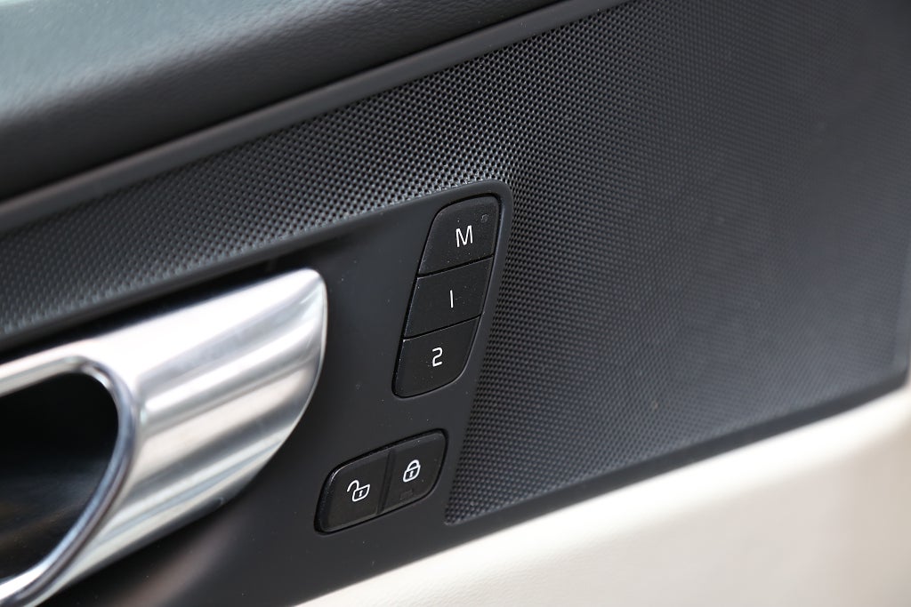 Volvo XC60 Recharge T6 Inscription AWD Pano Skinn Orrefors Drag