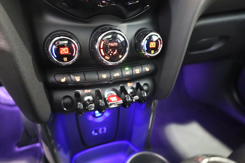 MINI One 3-dörrar Pepper Panorama Connected Blåtand 2017