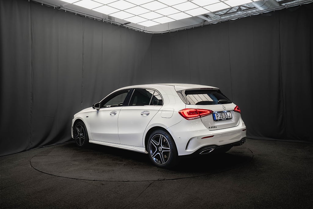 Mercedes-Benz A 250 e AMG NIGHT WIDESCREEN PANELBELYSNING DISTRONIC