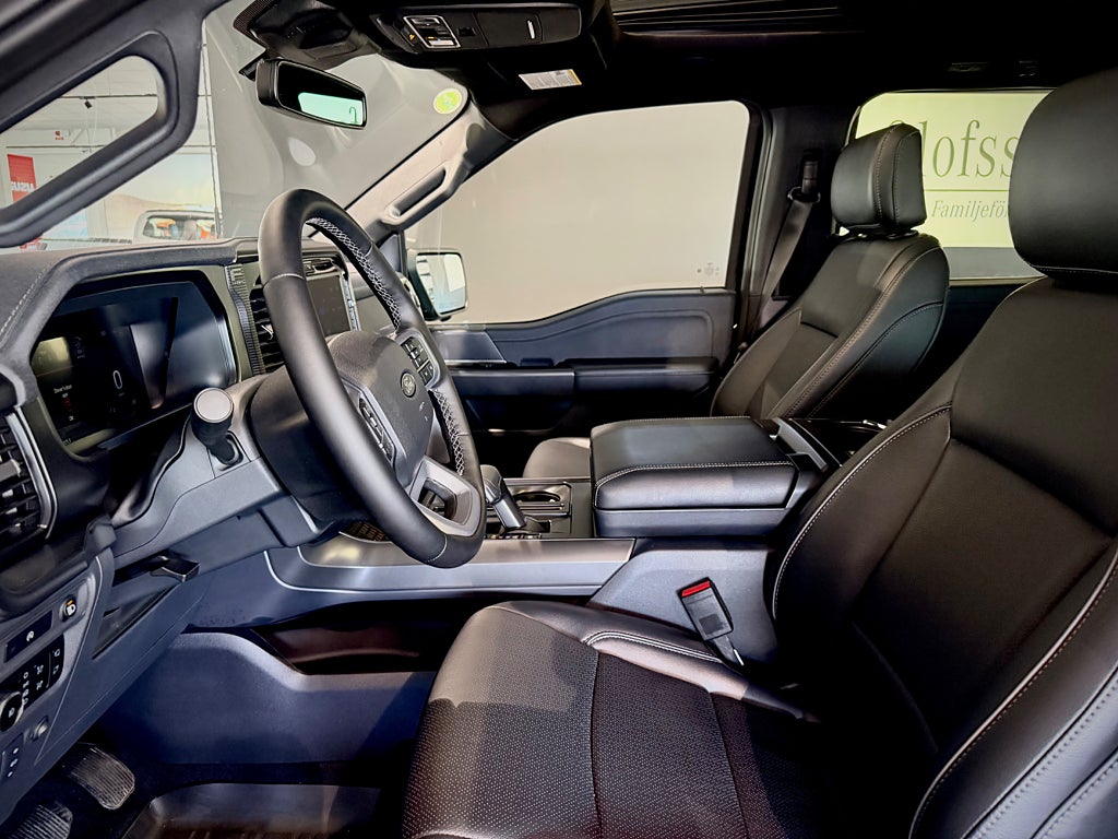 Ford F-150 NYA SuperCrew Lariat BLACK APPERANCE V8 MY2025 - bild 4