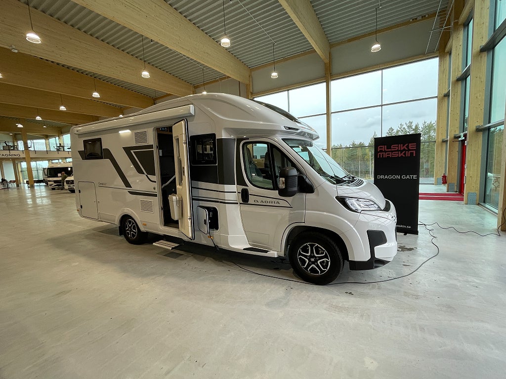 Adria Coral Plus 670 DC / Automat 140hk / B-körkort / Face To Face / Q
