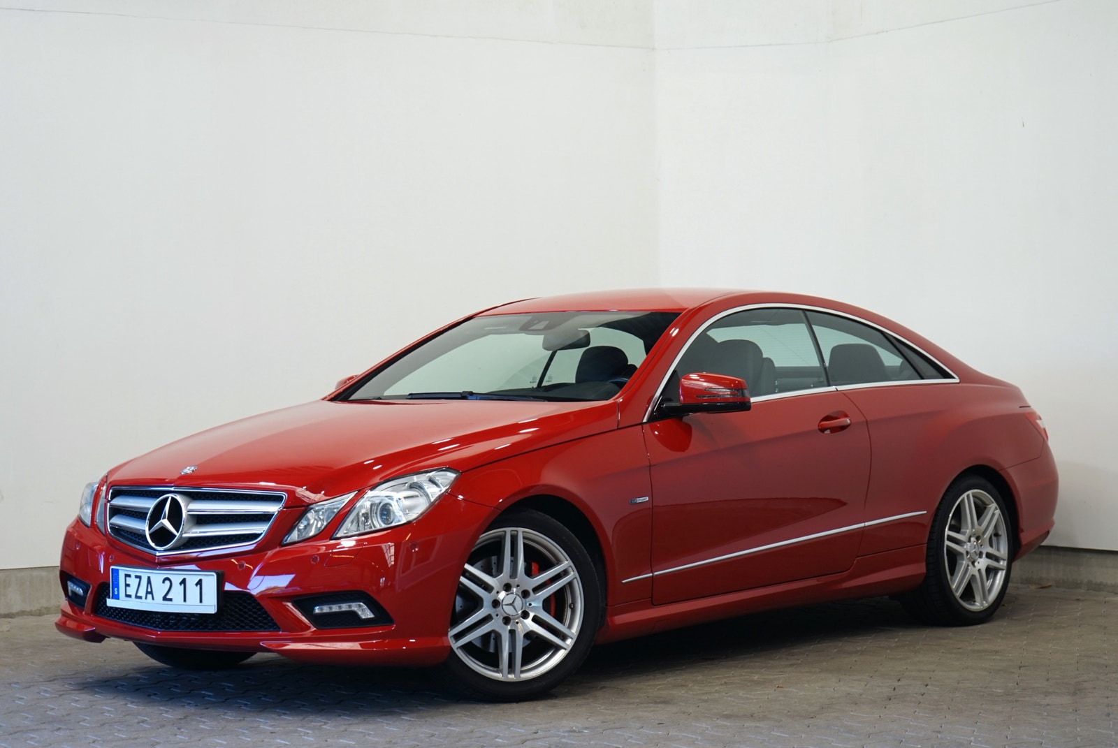 Mercedes-Benz E 250 Coupé AMG Sport Automat 204hk 2011 - miniatyr 2