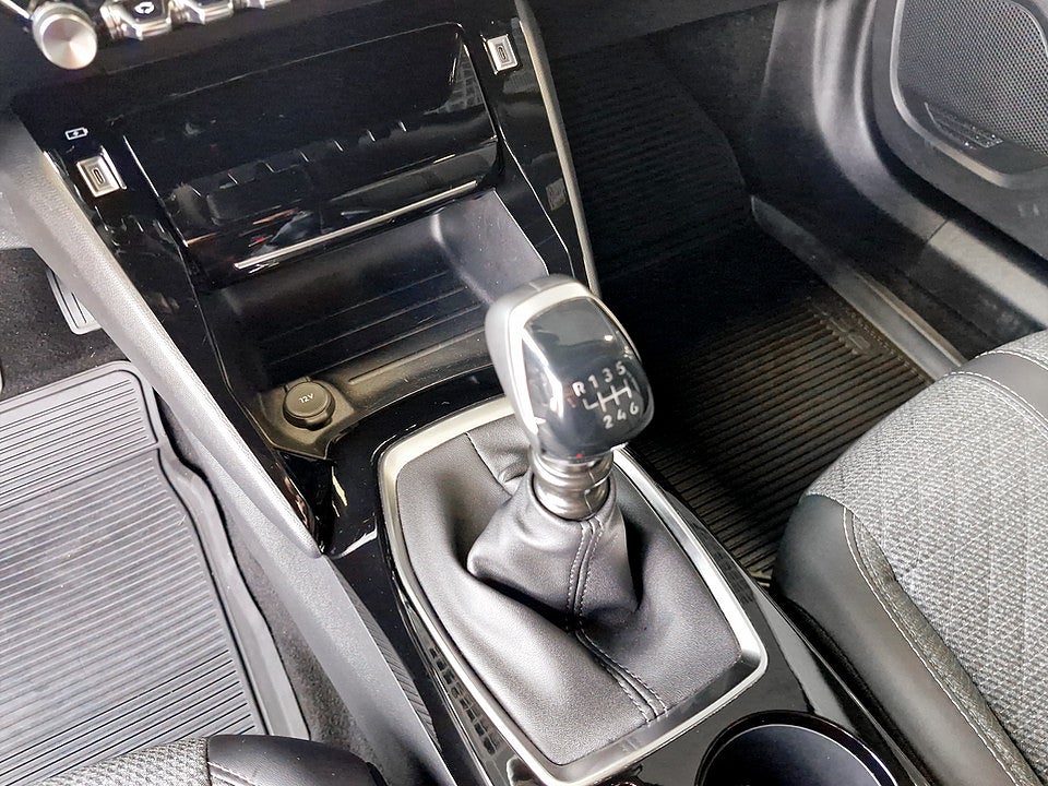 Bild på Peugeot 2008 Allure 1.2 PT 130hk CARPLAY P-SENSORER