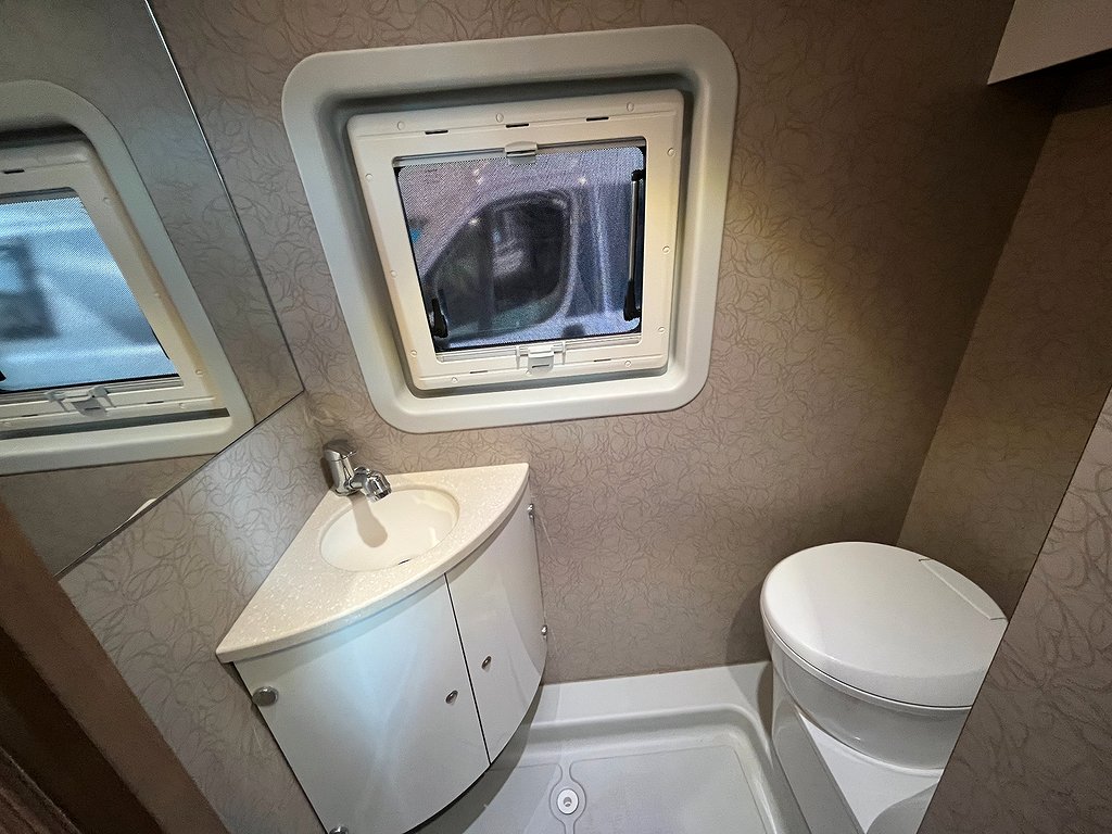 Bravia Swan 699 / Mercedes / Långbädd / Solcell / Drag /Auto - Bravia