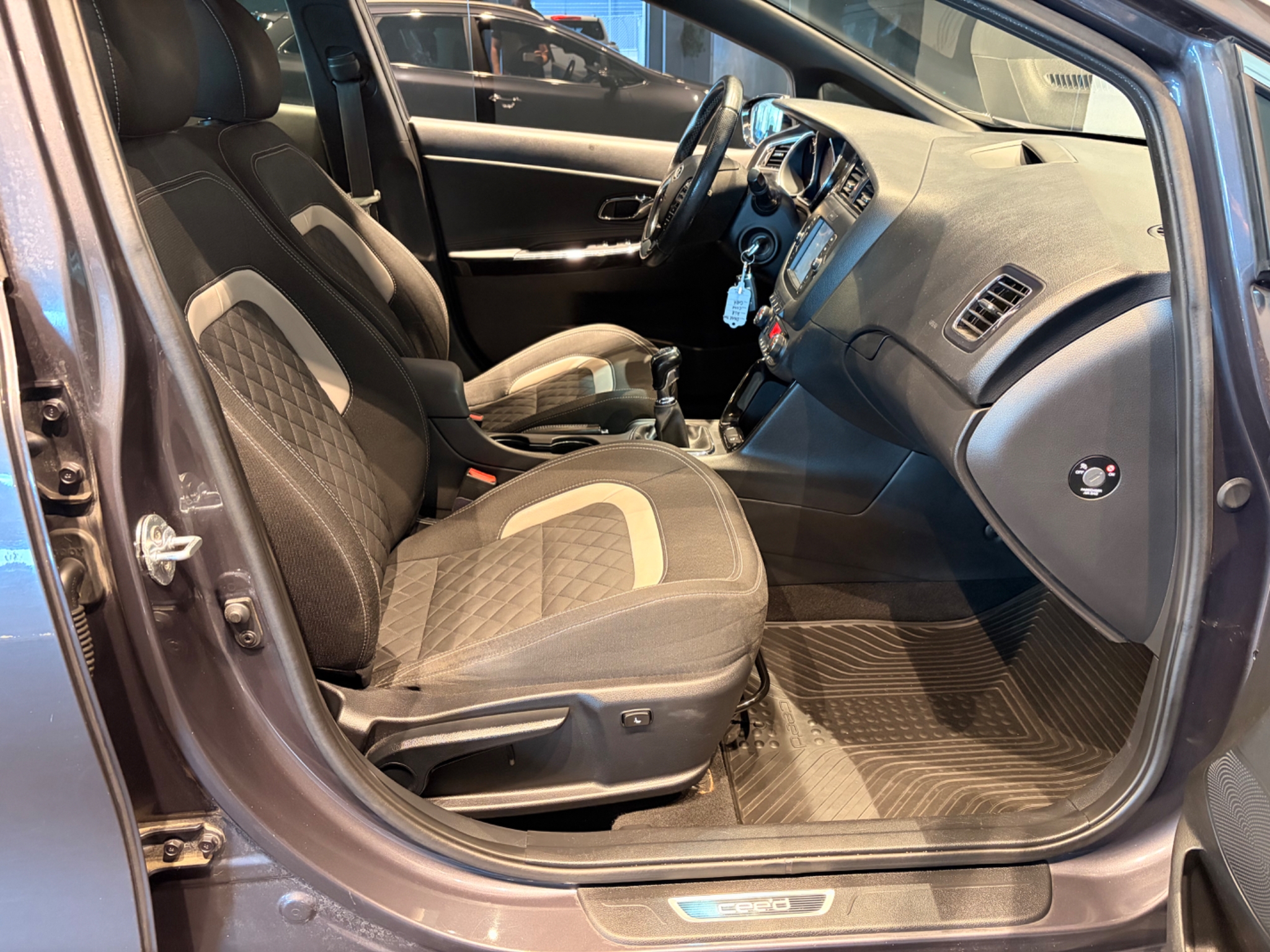 Kia Ceed 1.6 CRDi 2016, kuva 3/68