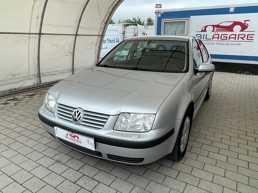 Volkswagen Bora 1.6 Basis NYSERVAD NYKAMREM NYBESIKTAD M-VÄRMARE