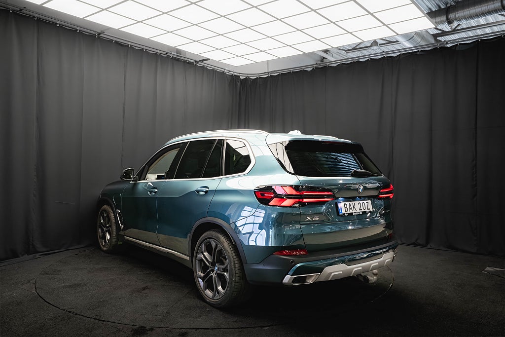 BMW X5 xDrive50e INNOVATION SKY PANO LUFT DRAG H/K HUD MOMS