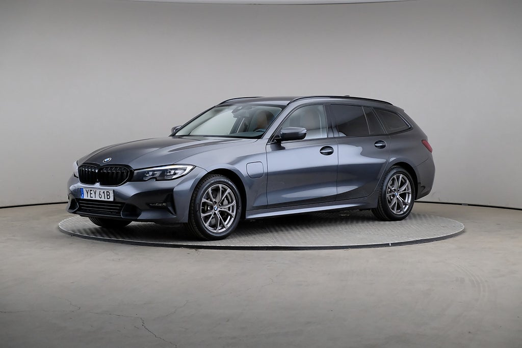 BMW 330e 3 xDrive Touring 292hk Sport line Drag Läder H&K M Ratt