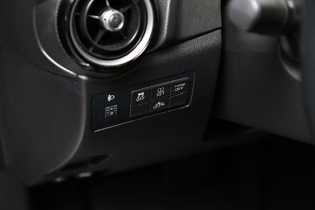 Mazda 2 1,5 SKYACTIV-G 90hk Core Aut Motorvärmare Dragkrok 2015