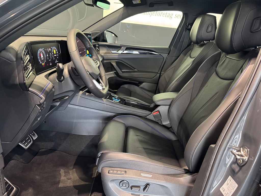 Volkswagen Tiguan 2.0 TDI 4Motion R-Line Panorama Harman Kardon Värmare - bild 3