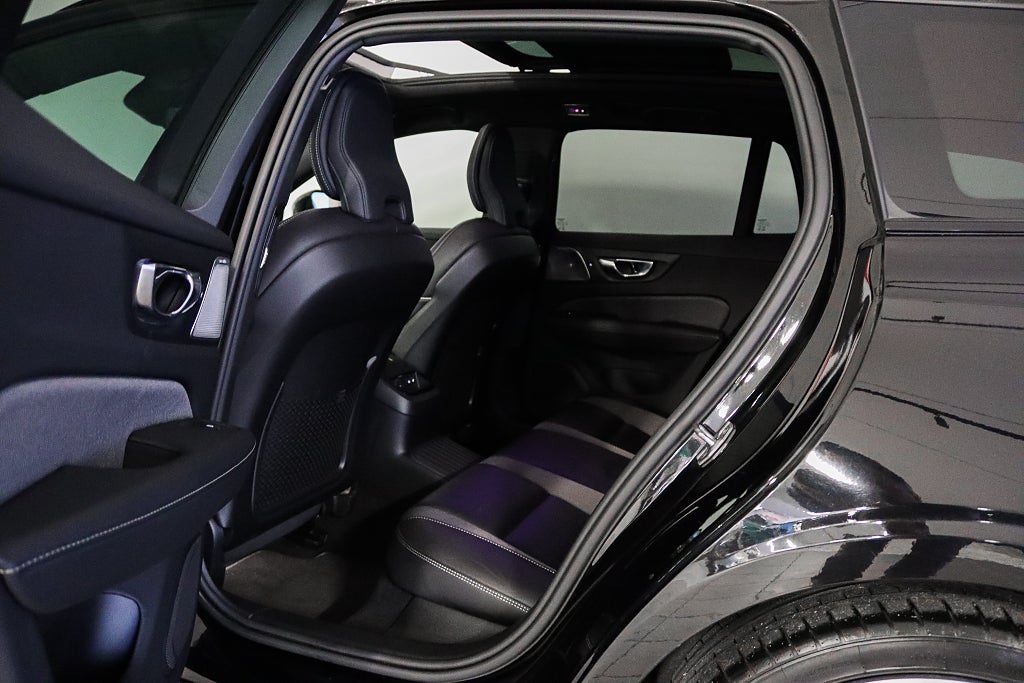 Volvo V60 Recharge T6 AWD R-Design B&W Panorama HuD Drag