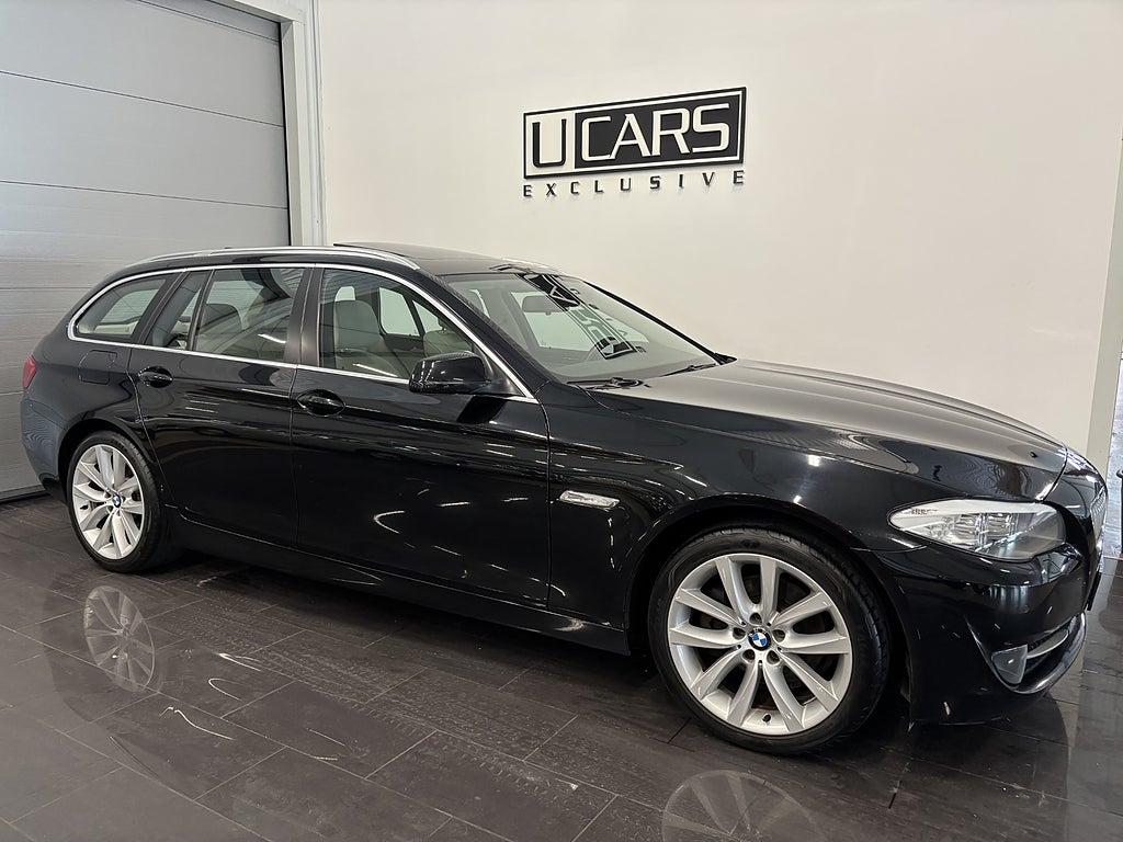 BMW 523I Touring / Panorama / Läder / 204HK