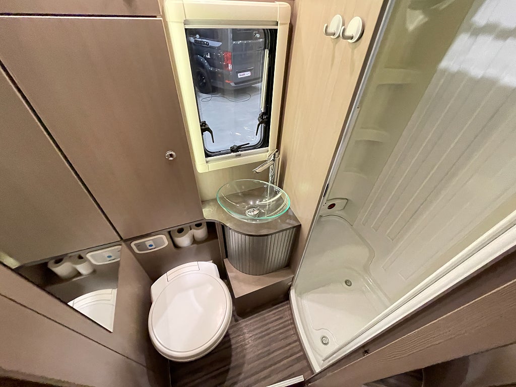 Adria Matrix Supreme 687 SL / ALDE / Taksäng / Solcell /Ugn /  - Adria