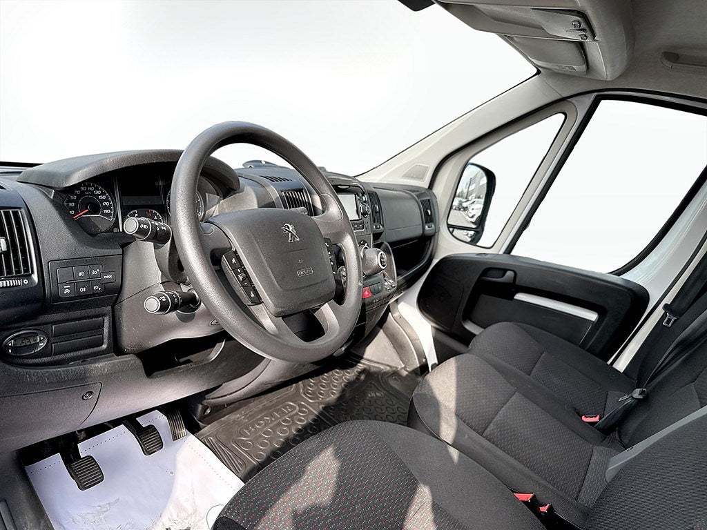 Bild på Peugeot Boxer PRO+ 335 2.2 BHDi 140hk L3H2 - DRAG, B-KAMERA