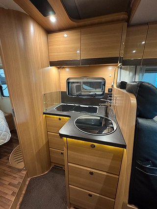 Husbil-halvintegrerad LMC H607 Breezer 150HK AUT  7 av 21