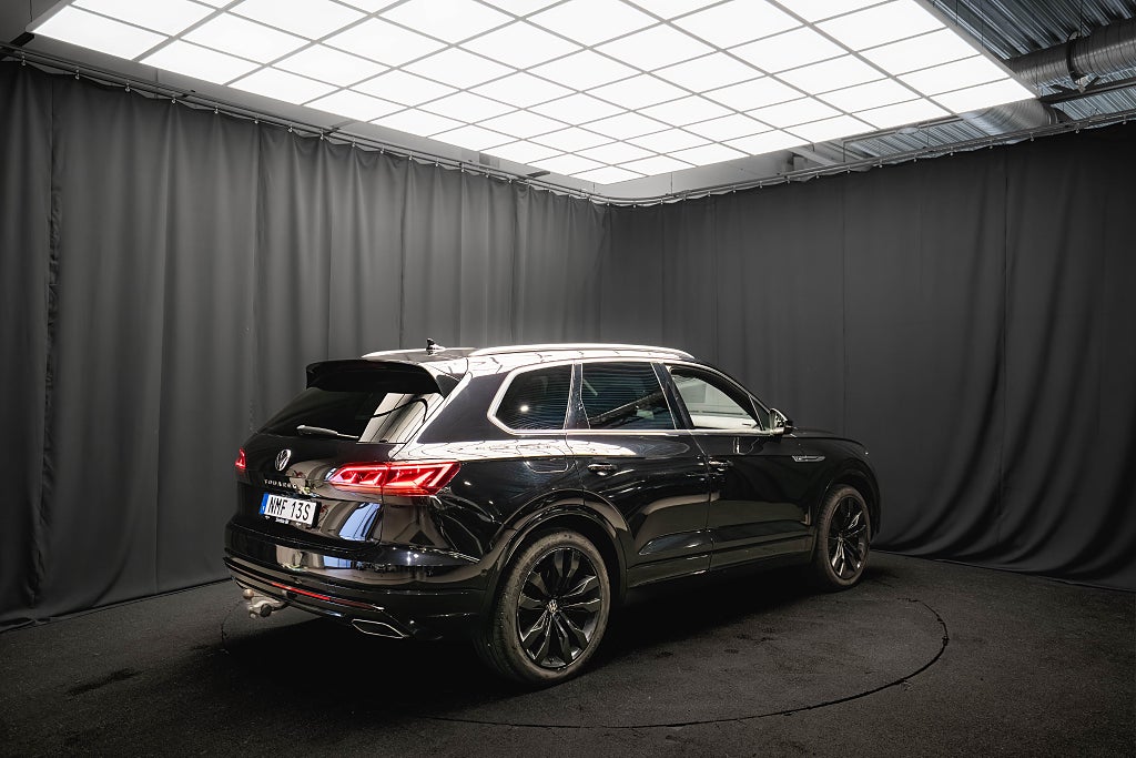 Volkswagen Touareg V6 TDI 4M R-Line PANO LUFT 21'' DRAG D-VÄRM HUD MOMS