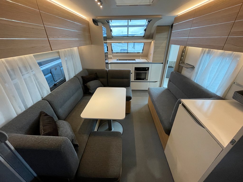 Adria Adora 613 HT / ALDE / Solcell / Långbäddar / Ugn - Adria