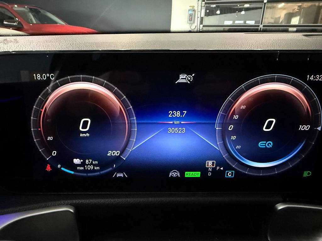 Mercedes-Benz EQB 300 4MATIC Progressive Line Värmare Navi - bild 15