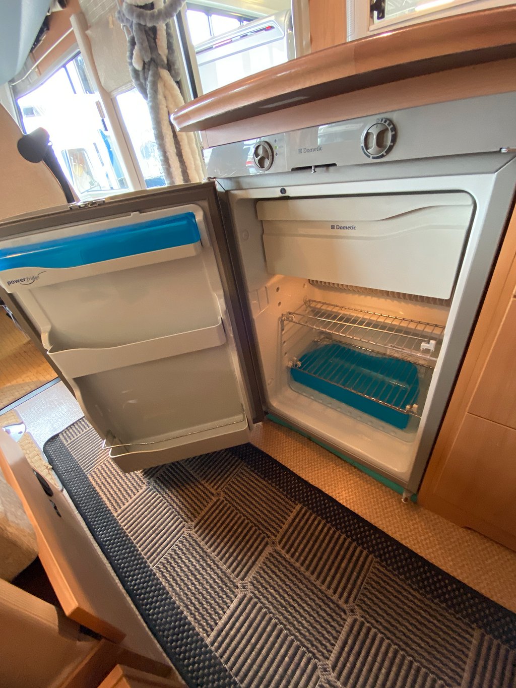 Bürstner i 640 Elegance / ALDE / Solcell / B-kort / Dragkrok - Bürstner