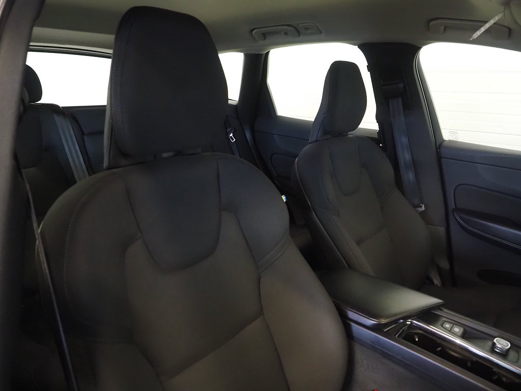 Volvo XC60 D4 Aut 190hk Momentum Teknikpkt B-Kamera D-Värm Navi 2020