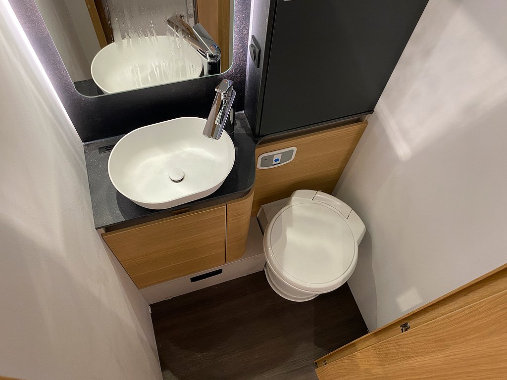 Adria Coral 670 DL Plus  3500 kg / Face to Face / Aut 140hk - Adria