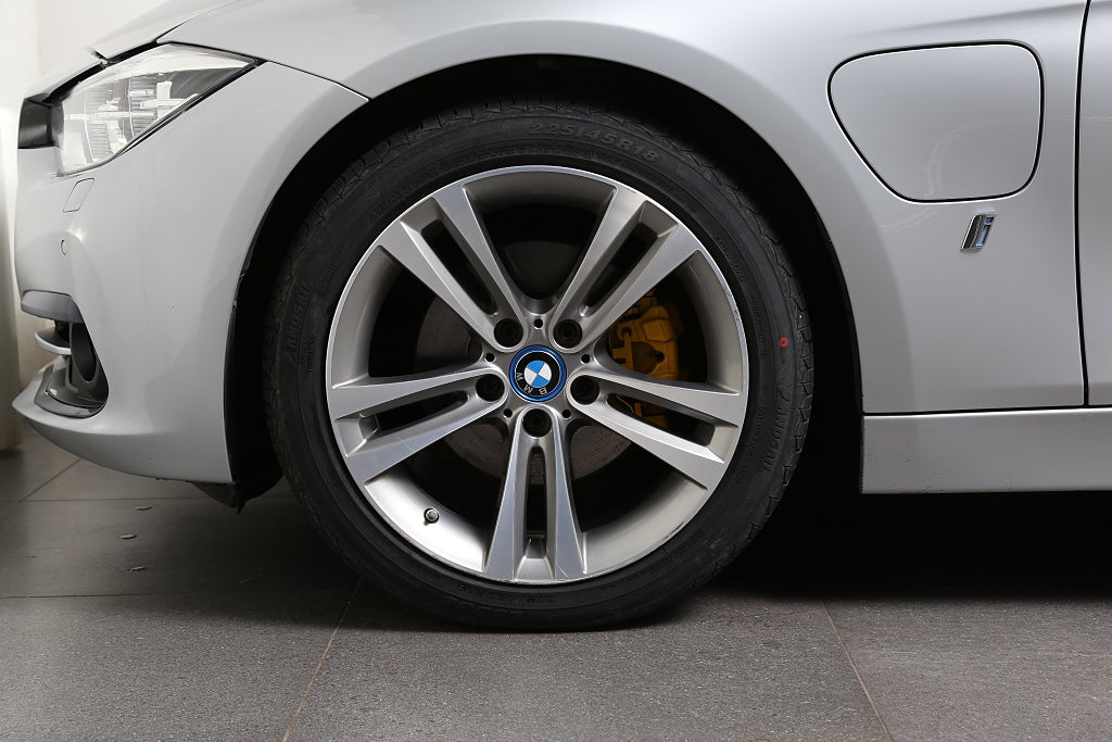 BMW 330e Sport line Sedan 252hk | Navi | Hi-Fi | P-Sen | BT | 2018