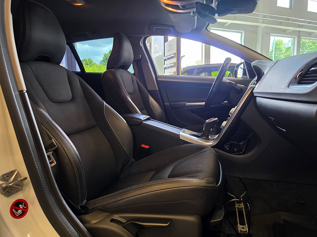 Volvo V60 Cross Country D3 / Momentum /Drag/Värmare/Rattvärme/Kamrem b