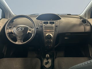 Toyota Yaris 5-dörrar 1.33 Dual VVT-i S&V-hjul Dragkrok Mok-värmare – bild 8