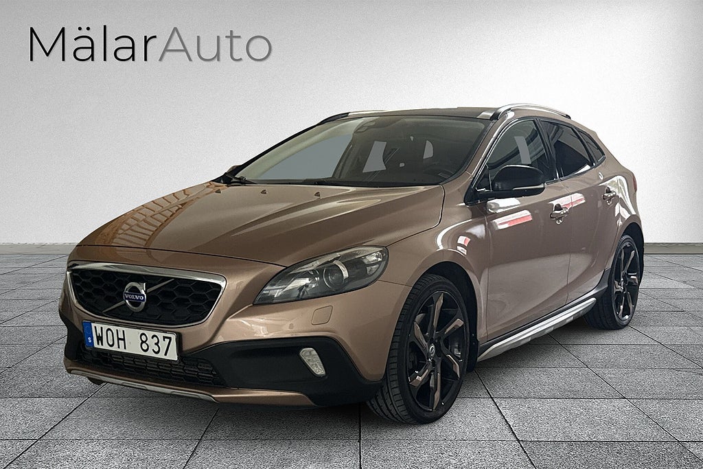 Volvo V40 Cross Country D3 Summum - Ny Kamrem, Drag, Läder, Panorama, Värmare