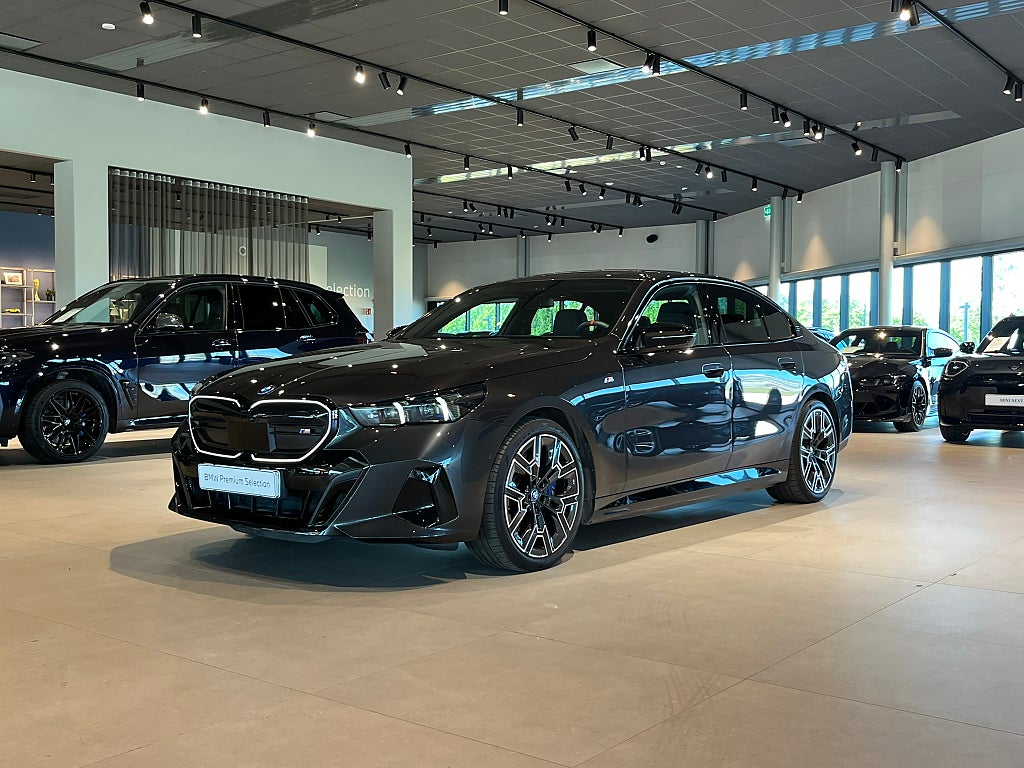 BMW i5 M60 Sedan xDrive M Sport Pro DA Pro B&W 601hk 4,95%