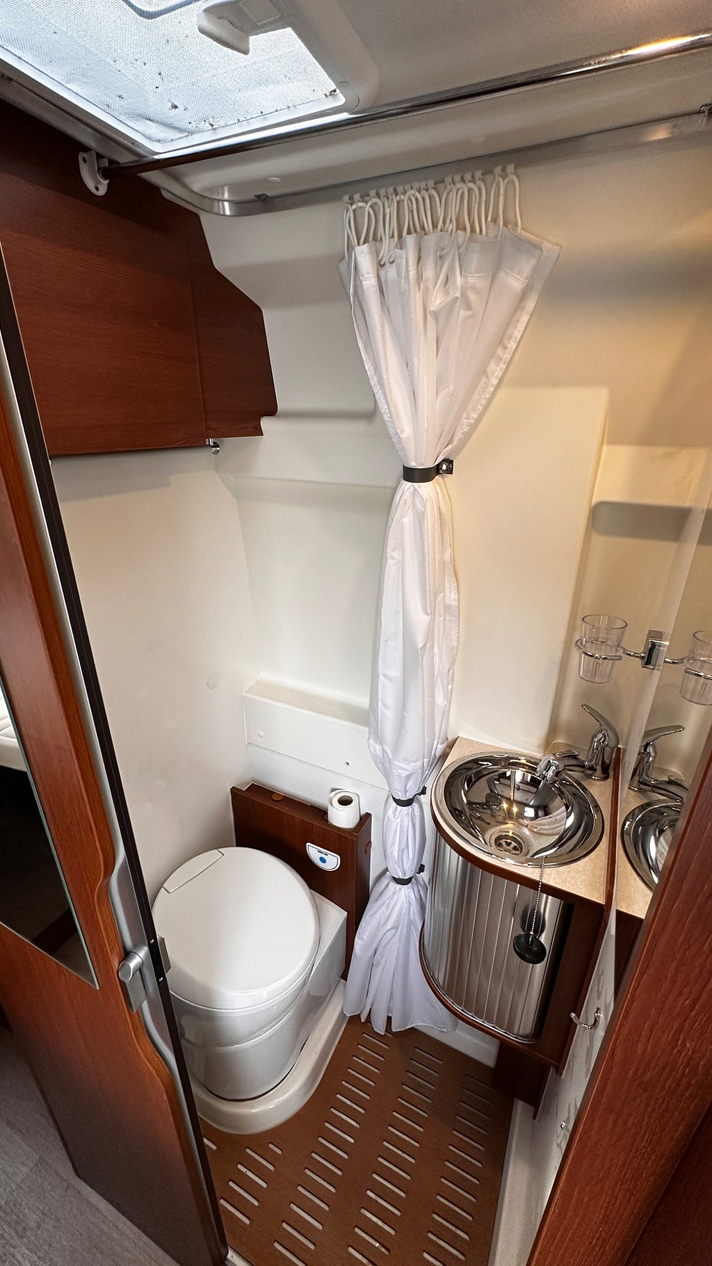 Rapido V68 1 Ägare, Långbädd, Dragkrok thumbnail