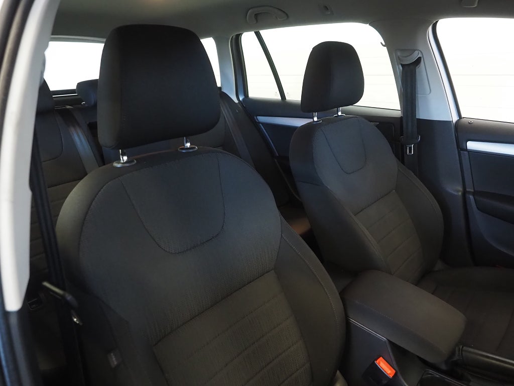 Skoda Octavia Kombi 1.4 TSI 150hk Style Dragkrok P-Värm P-Sensorer 2016