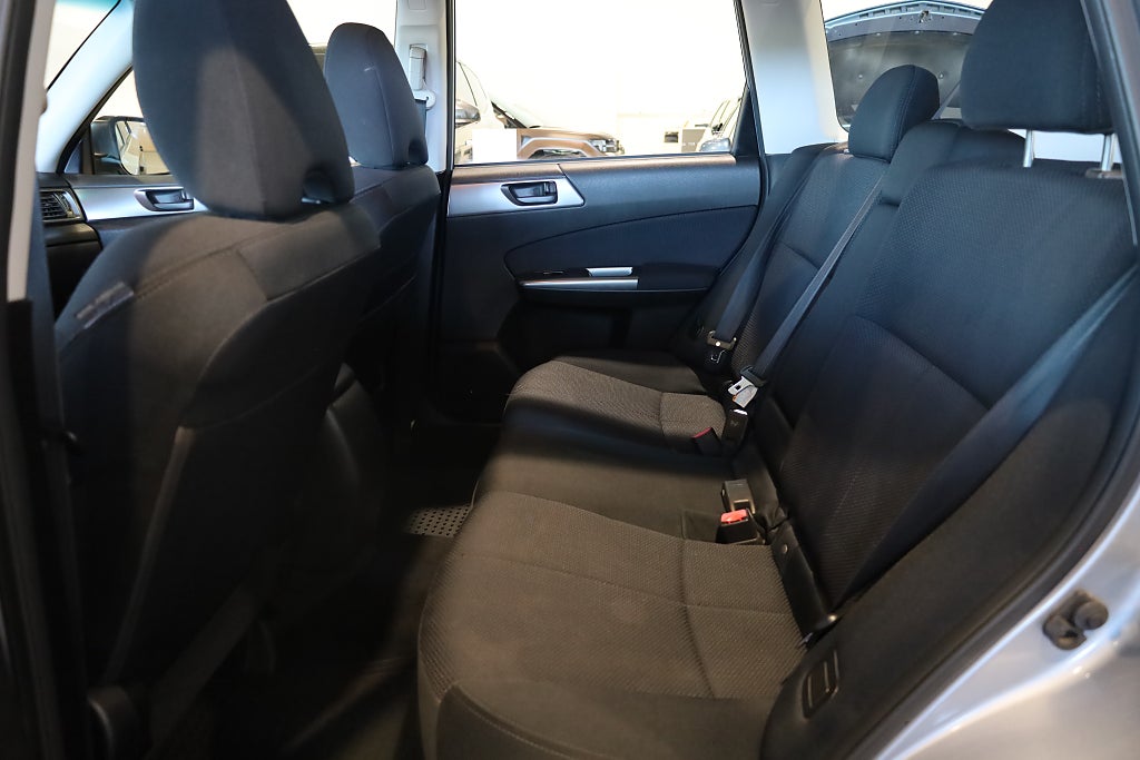 Subaru Forester 2.0 X 4WD AUT Drag M-Värme Blåtand Nybesiktigad 2012