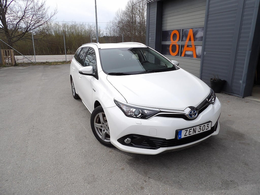 Toyota Auris Touring Sports Hybrid e-CVT, 136hk