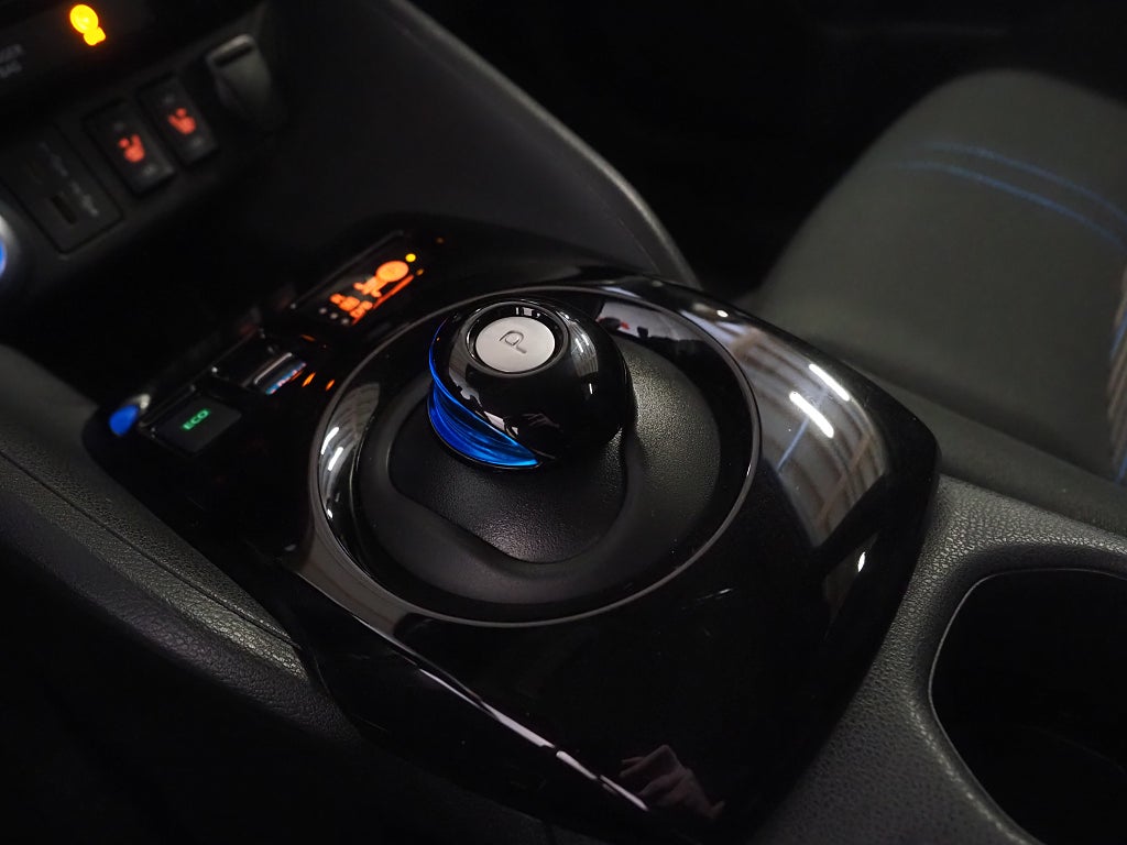 Nissan Leaf N-Connecta 40kWh | Värmepump | 360° Kamera | Moms | Nav 2023